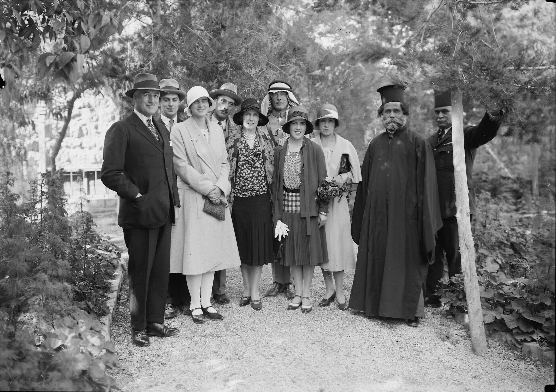 Le haut commissaire britannique John Chancellor, (à l'extrême gauche), avec la princesse Illeana de Roumanie et d'autres personnalités dans son jardin, vers 1930. (Domaine public) Le haut commissaire britannique John Chancellor, (à l'extrême gauche), avec la princesse Illeana de Roumanie et d'autres personnalités dans son jardin, vers 1930. (Domaine public)