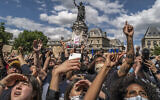 Des manifestants place de la République, à Paris, lors d'une manifestation le 13 juin 2020 lors de laquelle certains participants ont scandé des propos antisémites. (Crédit : Véronique de Viguerie / Getty Images / via JTA)