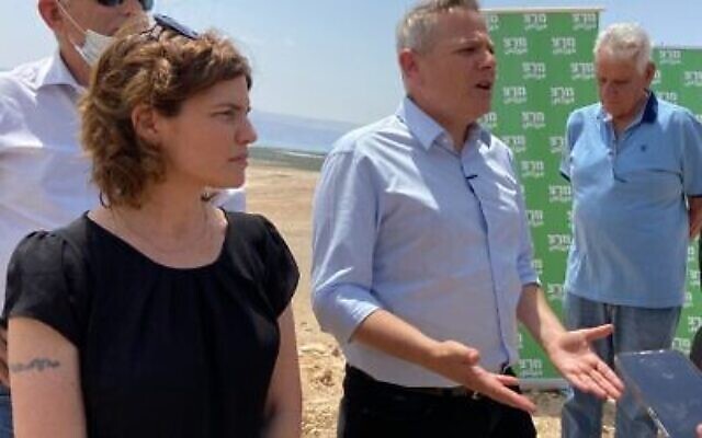 Le président du Meretz, Nitzan Horowitz (au centre) et la députée Tamar Zandberg (à gauche) à un point de vue panoramique surplombant Jéricho en Cisjordanie, le 4 juin 2020. (Jacob Magid/Times d'Israël)