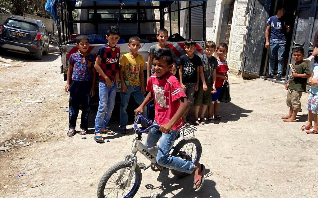Des enfants posent pour une photo dans le village palestinien de Fasa'il, dans la vallée du Jourdain, le 10 juin 2020. (Jacob Magid / Times of Israel)