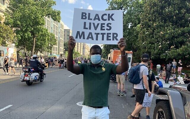 Noel Karl Lebondzo tient un panneau "Black Lives Matter" sur la 16ème rue à Washington, DC, à quelques pâtés de maison de la Maison Blanche, le 6 juin 2020. (Times of Israel) Noel Karl Lebondzo tient un panneau "Black Lives Matter" sur la 16ème rue à Washington, DC, à quelques pâtés de maison de la Maison Blanche, le 6 juin 2020. (Times of Israel)