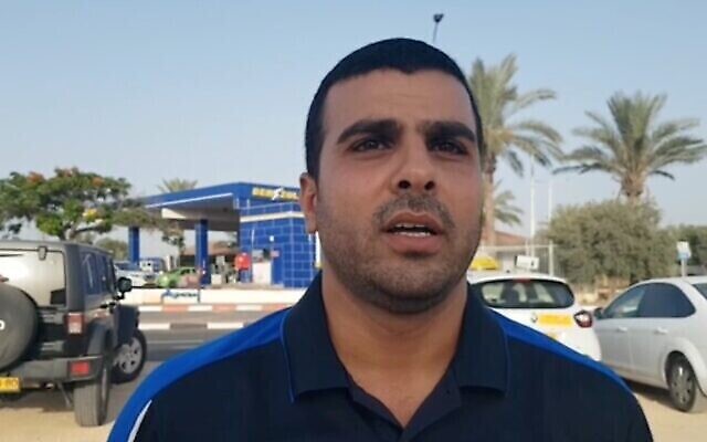 Capture écran d'une vidéo d'un chauffeur de taxi arabe israélien, Ismail Basis, qui affirme avoir été agressé par deux hommes de Bnei Brak en raison de ses origines. (Ynet)