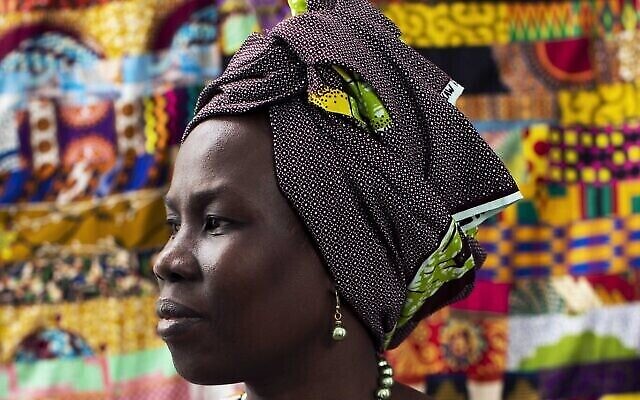 Le portrait d'une demandeuse d'asile qui fait partie du collectif artistique Kuchinate, exposé pour la Journée mondiale des réfugiés, le 19 juin 2020. (Autorisation : Michael Topyo)