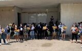 Des étudiants de Masa Israel distribuent des fleurs aux survivants de la Shoah (Autorisation via JTA)