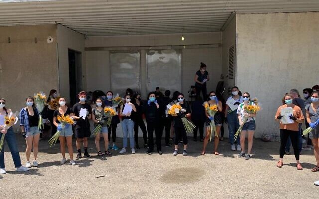 Des étudiants de Masa Israel distribuent des fleurs aux survivants de la Shoah (Autorisation via JTA)