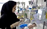 Une infirmière au chevet d'un nouveau-né à l'unité de soins intensifs de néonatologie à l'hôpital pour enfants Mofid à Téhéran, le 30 décembre 2013. (Crédit: AP/Ebrahim Noroozi)