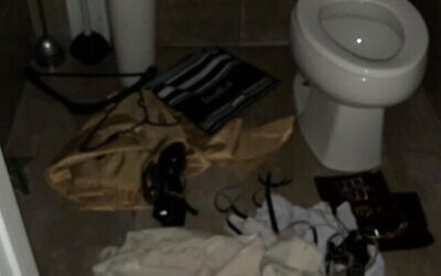 Des châles de prière et des tefillin jetés dans les toilettes à la congrégation séfarade Kol Yehouda à Montréal. (Autorisation : B'nai Brith Canada)