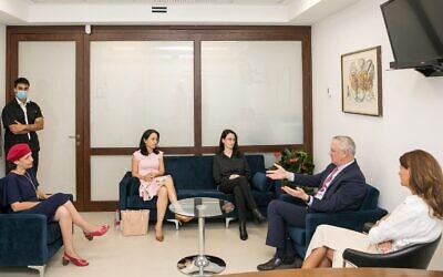 Le ministre de la Défense Benny Gantz, chef du parti Kakhol lavan, (deuxième à droite), rencontre les nouvelles députées qui doivent entrer à la Knesset en vertu de la loi dite norvégienne, le 17 juin 2020. (Noam Moskowitz)
