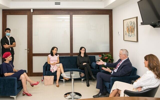 Le ministre de la Défense Benny Gantz, chef du parti Kakhol lavan, (deuxième à droite), rencontre les nouvelles députées qui doivent entrer à la Knesset en vertu de la loi dite norvégienne, le 17 juin 2020. (Noam Moskowitz) Le ministre de la Défense Benny Gantz, chef du parti Kakhol lavan, (deuxième à droite), rencontre les nouvelles députées qui doivent entrer à la Knesset en vertu de la loi dite norvégienne, le 17 juin 2020. (Noam Moskowitz)