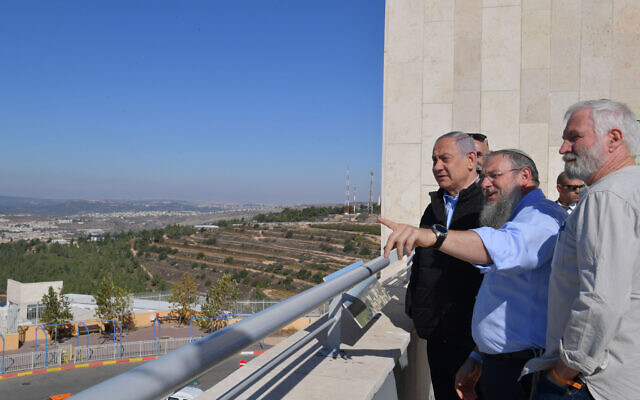 Le Premier ministre Benjamin Netanyahu (à gauche) visite le bloc d'implantation d'Etzion en Cisjordanie, le 19 novembre 2019. (Kobi Gideon/GPO) Le Premier ministre Benjamin Netanyahu (à gauche) visite le bloc d'implantation d'Etzion en Cisjordanie, le 19 novembre 2019. (Kobi Gideon/GPO)