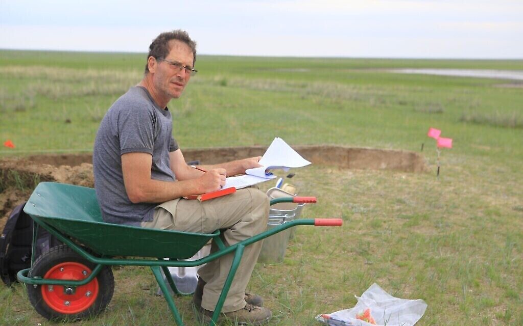 Le professeur Gideon Shelach-Lavi dans les steppes de Mongolie (Autorisation : Université hébraïque)