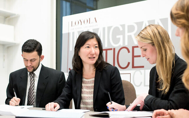 La professeure Kathleen Kim Meers (au centre) avec des étudiants inscrits à la Loyola Immigrant Justice Clinic. (Autorisation)