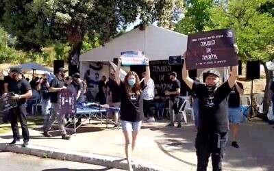 Capture d'écran d'une vidéo de manifestants issus de l'industrie culturelle et événementielle qui se sont rassemblés à Jérusalem pour demander le soutien du gouvernement dans un contexte de pandémie de coronavirus, le 10 juin 2020 (Capture d'écran : Douzième chaîne)