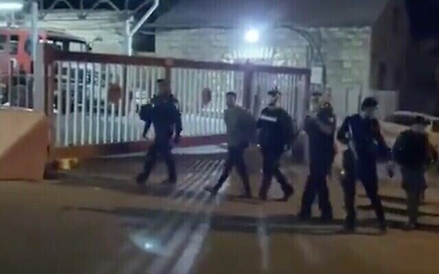 La vidéo diffusée par la chaîne publique Kan le 4 juin 2020 montre la police en train d'arrêter un suspect en relation avec l'agression de l'ancien député Likud Yehudah Glick dans le quartier Wadi al-Joz de Jérusalem-Est. (Capture d'écran : Twitter) La vidéo diffusée par la chaîne publique Kan le 4 juin 2020 montre la police en train d'arrêter un suspect en relation avec l'agression de l'ancien député Likud Yehudah Glick dans le quartier Wadi al-Joz de Jérusalem-Est. (Capture d'écran : Twitter)
