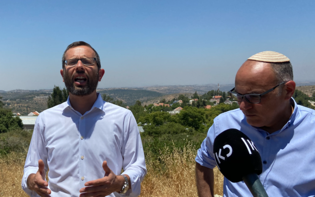 Le président du Conseil régional de Binyamin, Yisrael Gantz (à gauche), et le directeur du Conseil de Yesha, Yigal Dilmoni, s'adressent aux journalistes dans l'implantation d'Ateret, le 16 juin 2020. (Jacob Magid/Times of Israel) Le président du Conseil régional de Binyamin, Yisrael Gantz (à gauche), et le directeur du Conseil de Yesha, Yigal Dilmoni, s'adressent aux journalistes dans l'implantation d'Ateret, le 16 juin 2020. (Jacob Magid/Times of Israel)