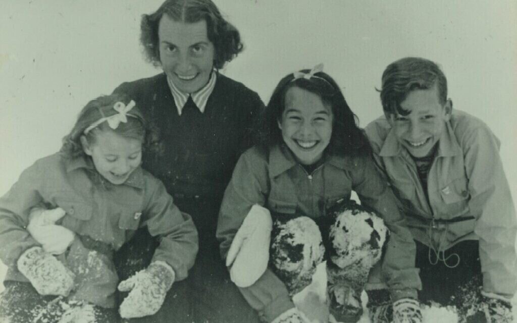 De gauche à droite : Barbara, Gisela, Jutta et Joachim (veuve et enfants de Robert Griesinger) vers 1946. (Avec l'aimable autorisation de Jutta Mangold)