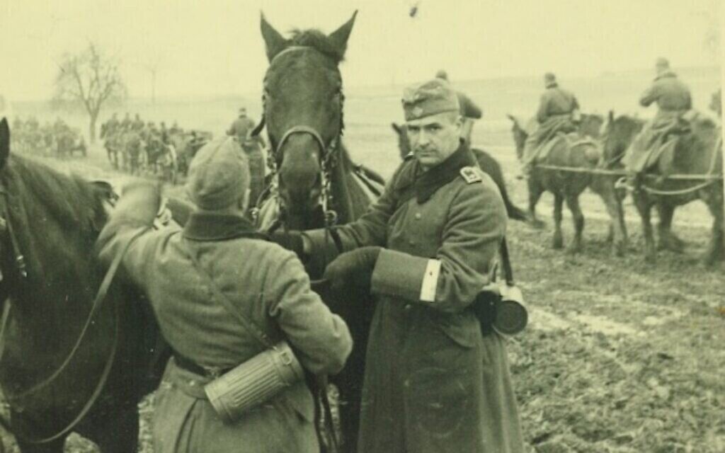 Robert Griesinger (à droite) en uniforme de la Wehrmacht avec un des chevaux de la 25e Division d'infanterie vers 1939. (Avec l'aimable autorisation de Jutta Mangold)
