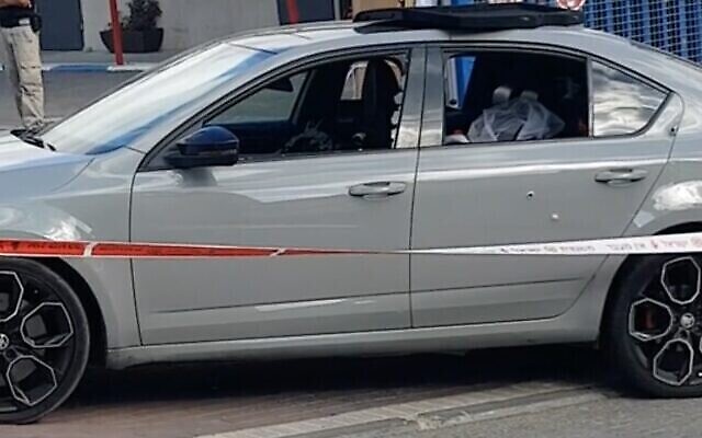 Capture écran d'une vidéo de la voiture où trois hommes ont été la cible d'une fusillade, mortelle pour l'un d'eux, dans la ville arabe israélienne de Baqa al-Gharbiya, le 23 juin 2020. (Crédit : Ynet) Capture écran d'une vidéo de la voiture où trois hommes ont été la cible d'une fusillade, mortelle pour l'un d'eux, dans la ville arabe israélienne de Baqa al-Gharbiya, le 23 juin 2020. (Crédit : Ynet)