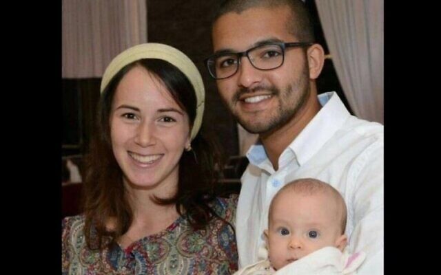 Tuvia Yanai Weissman avec sa femme Yael et sa fille de quatre mois. Weissman a été poignardé à mort par des terroristes palestiniens dans un supermarché de Cisjordanie le 18 février 2016. (Facebook) Tuvia Yanai Weissman avec sa femme Yael et sa fille de quatre mois. Weissman a été poignardé à mort par des terroristes palestiniens dans un supermarché de Cisjordanie le 18 février 2016. (Facebook)