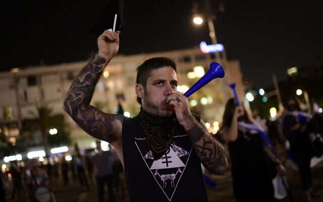 Les Israéliens manifestent contre le Premier ministre Benjamin Netanyahu et la dite-loi sur le Coronavirus à Tel Aviv, le 4 juin 2020 (Crédit : Tomer Neuberg/Flash90)