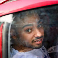 Elor Azaria arrive à une prison militaire pour commencer sa condamnation, le 9 août 2017 (Crédit : Flash90)