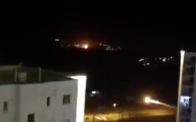 Une explosion près de Téhéran dans une vidéo publiée en ligne par l'agence de presse nationale Fars, le 26 juin 2020. (Capture écran/Twitter) Une explosion près de Téhéran dans une vidéo publiée en ligne par l'agence de presse nationale Fars, le 26 juin 2020. (Capture écran/Twitter)