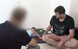 Elad Musaev Kazaz, à droite, en compagnie de son conjoint et de son fils (Capture d'écran/Douzième chaîne)