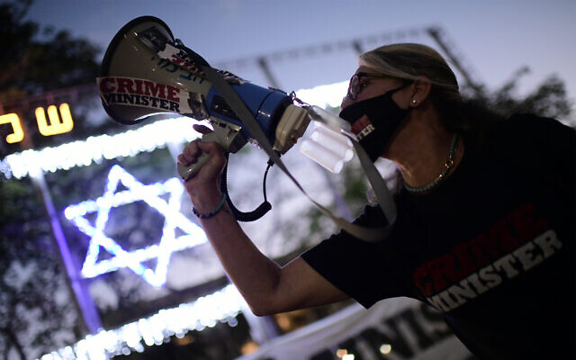 Des Israéliens manifestent contre le Premier ministre Benjamin Netanyahu et ladite loi sur le Coronavirus à Tel Aviv, le 4 juin 2020. (Crédit : Tomer Neuberg/Flash90)