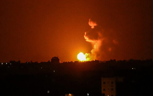 Une boule de feu suite à une frappe israélienne à Khan Younès, dans le sud de la bande de Gaza, après le lancement de deux roquettes par les terroristes palestiniens en direction d'Israël, le 26 juin 2020 (Crédit : Said Khatib/AFP) Une boule de feu suite à une frappe israélienne à Khan Younès, dans le sud de la bande de Gaza, après le lancement de deux roquettes par les terroristes palestiniens en direction d'Israël, le 26 juin 2020 (Crédit : Said Khatib/AFP)