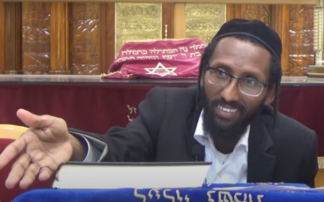 Le député du Shas Rabbi Baruch Gazahay lors d'un cours en 2016. (Capture écran/YouTube) Le député du Shas Rabbi Baruch Gazahay lors d'un cours en 2016. (Capture écran/YouTube)