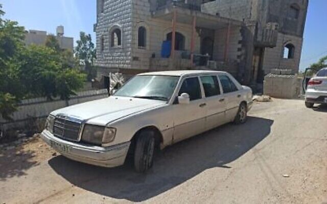 Une limousine palestinienne dont les pneus ont été crevés à Kafr Qaddum au cours d'une manifestation violente dans le nord de la Cisjordanie, le 30 mai 2020 (Crédit : BTselem) Une limousine palestinienne dont les pneus ont été crevés à Kafr Qaddum au cours d'une manifestation violente dans le nord de la Cisjordanie, le 30 mai 2020 (Crédit : BTselem)
