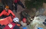 La police et les équipes de secours aident à faire sortir trois hommes bloqués dans une grotte, près de la ville d'Iksal, dans le nord de la Galilée, le 6 juin 2020 (Crédit : Police israélienne)
