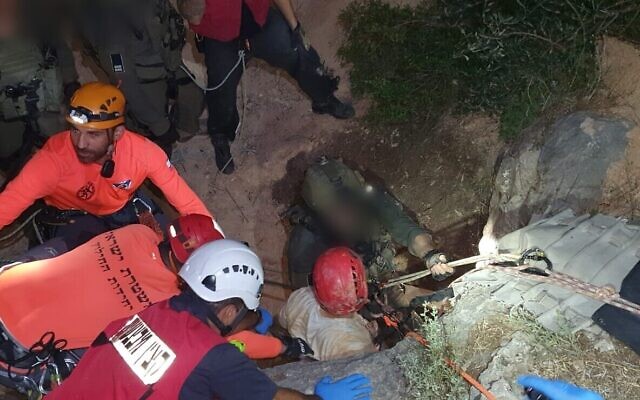 La police et les équipes de secours aident à faire sortir trois hommes bloqués dans une grotte, près de la ville d'Iksal, dans le nord de la Galilée, le 6 juin 2020 (Crédit : Police israélienne)