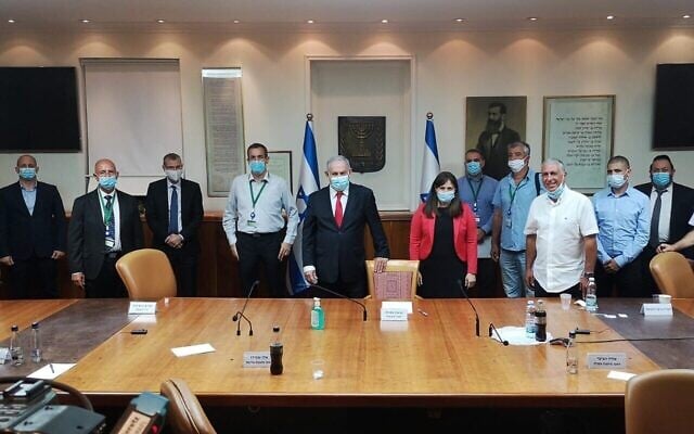 Le premier ministre Benjamin Netanyahu (5e à partir de la gauche) et la ministre des Implantations Tzipi Hotovely (6e à partir de la gauche) rencontrent les dirigeants des implantations dans le bureau du Premier ministre, le 7 juin 2020. (Autorisation)