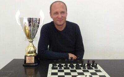 Andrei Gurbanov, un joueur d'échecs de Haïfa qui a fini deuxième du tournoi international d'échecs pour personnes handicapées organisé en ligne en raison du coronavirus, en mai 2020. (Autorisation : Lior Aizenberg)