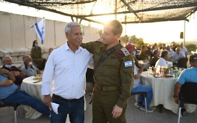 Le responsable du commandement nord de Tsahal Amir Baram (à droite) et l'ancien commandant adjoint de l'Unité de liaison avec le Liban, Shaul Kamisa Raz participent à une cérémonie marquant la coopération entrée Tsahal et l'ALS lors de l'occupation du pays par Israël pendant 18 ans, le 9 juin 2020. (Crédit : armée israélienne)