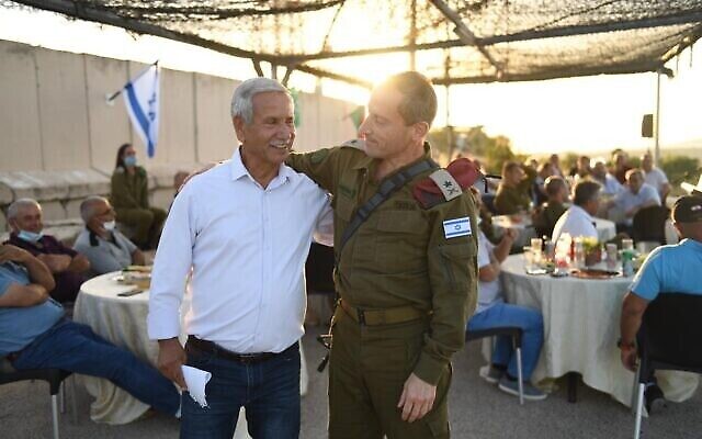 Le responsable du commandement nord de Tsahal Amir Baram (à droite) et l'ancien commandant adjoint de l'Unité de liaison avec le Liban, Shaul Kamisa Raz participent à une cérémonie marquant la coopération entrée Tsahal et l'ALS lors de l'occupation du pays par Israël pendant 18 ans, le 9 juin 2020. (Crédit : armée israélienne)