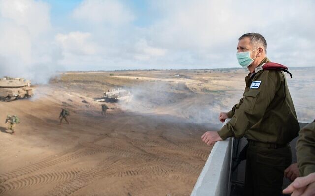 Le chef d'état-major de l'armée israélienne, Aviv Kohavi, observe un exercice militaire dans le nord d'Israël, le 23 juin 2020. (Armée israélienne)