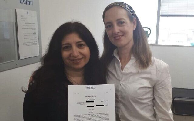 Vicly Tzur, à gauche, tient son jugement de divorce aux côtés de Tamar Oderberg, de Yad Laisha, après une bataille de 14 ans pour obtenir le divorce de son mari, photo non-datée (Autorisation :  Ohr Torah Stone via JTA)