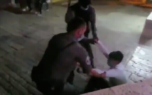 Capture d'écran d'une vidéo montrant l'interpellation de Yedidya Epstein pendant des heurts dans la Vieille ville de Jérusalem, le 25 juin 2020. (Twitter)