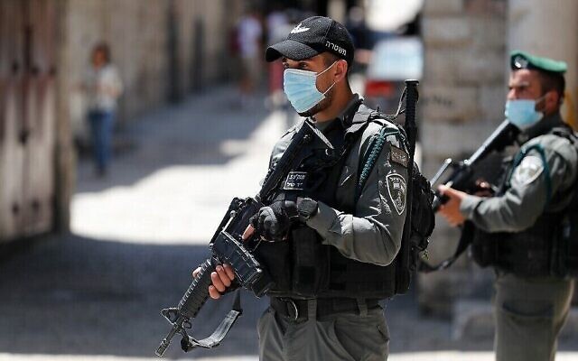 Des officiers de la police des frontières patrouillent dans la Vieille Ville de Jérusalem. (Photo par Ahmad GHARABLI / AFP)