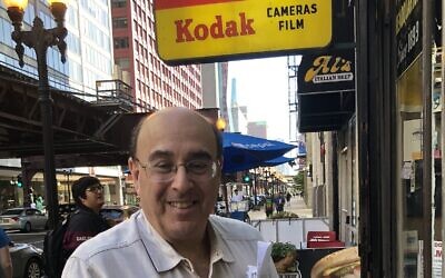 Don Flesch, le propriétaire de Central Camera à Chicago, a promis de reconstruire après que des pillards ont détruit son magasin. (Crédit: via JTA)