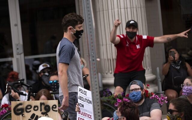 Le maire de Minneapolis Jacob Frey (gauche) quitte une manifestation appelant à cesser de financer le département de police de Minneapolis le 6 juin 2020 à Minneapolis dans le Minnesota. (Stephen Maturen/Getty Images/AFP)