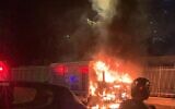 Des pompiers israéliens s'activent pour éteindre un véhicule en feu à Jaffa, le 13 juin 2020, alors que les manifestations se poursuivent contre un projet de la ville de construire un abri pour SDF sur un ancien cimetière musulman. (Pompiers israéliens, Dan District)