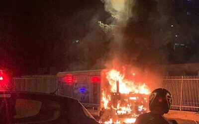 Des pompiers israéliens s'activent pour éteindre un véhicule en feu à Jaffa, le 13 juin 2020, alors que les manifestations se poursuivent contre un projet de la ville de construire un abri pour SDF sur un ancien cimetière musulman. (Pompiers israéliens, Dan District)