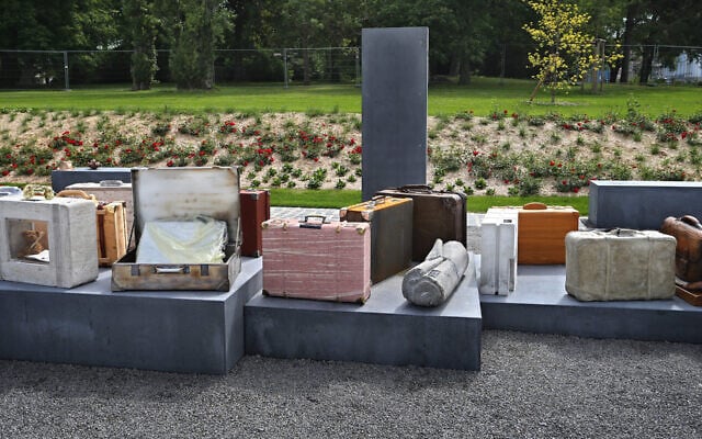 Le 13 juin 2020, Bavière, Wurzburg:  des
baggers stylisés sont présentés à un mémorial en l'honneur des Juifs déportés devant la gare principale. Les valises abandonnées visent à symboliser la perte et la disparition des Juifs et de leurs communautés religieuses pendant l'époque nazie. (Photo par Karl-Josef Hildenbrand/picture alliance via Getty Images)