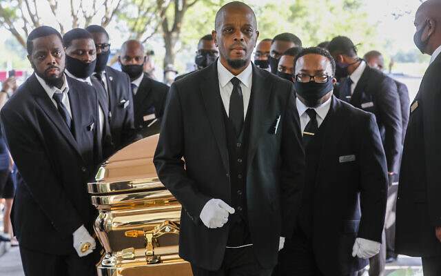 Des employés des pompes funèbres portent le cercueil dans l'Eglise de la
Fountain of Praise à Houston pour l'enterrement de George Floyd le mardi 9 juin 2020. (Godofredo A. Vásquez/Houston Chronicle via AP, Pool) Des employés des pompes funèbres portent le cercueil dans l'Eglise de la
Fountain of Praise à Houston pour l'enterrement de George Floyd le mardi 9 juin 2020. (Godofredo A. Vásquez/Houston Chronicle via AP, Pool)