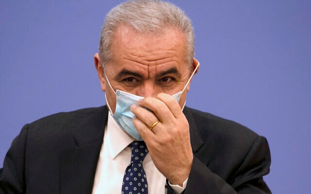 Le Premier ministre palestinien Mohammad Shtayyeh retire son masque de protection lors d'une conférence de presse à la Foreign Press Association dans la ville cisjordanienne de Ramallah, le mardi 9 juin 2020. (Abbas Momani/Pool Photo via AP) Le Premier ministre palestinien Mohammad Shtayyeh retire son masque de protection lors d'une conférence de presse à la Foreign Press Association dans la ville cisjordanienne de Ramallah, le mardi 9 juin 2020. (Abbas Momani/Pool Photo via AP)
