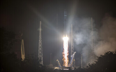 Cette photo fournie par le CNES montre le décollage d'une fusée russe Soyouz de la base de lancement de Kourou, en Guyane française, le mercredi 18 décembre 2019. (JM Guillon/ESA-CNES-Arianespace via AP)