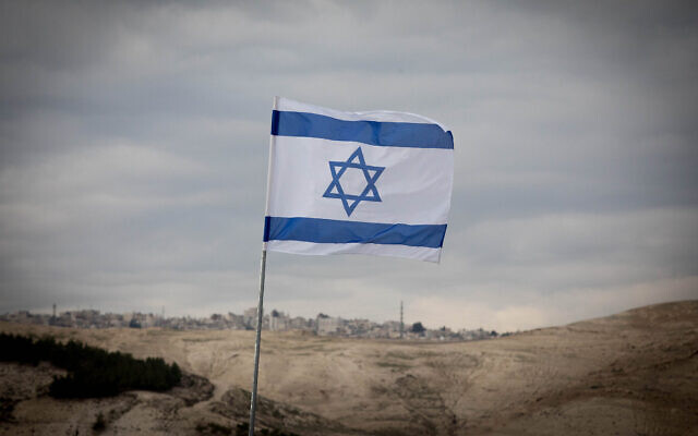 Un drapeau israélien dans la zone E1 de la Cisjordanie, le 2 janvier 2017. (Crédit : Yonatan Sindel/Flash90) Un drapeau israélien dans la zone E1 de la Cisjordanie, le 2 janvier 2017. (Crédit : Yonatan Sindel/Flash90)